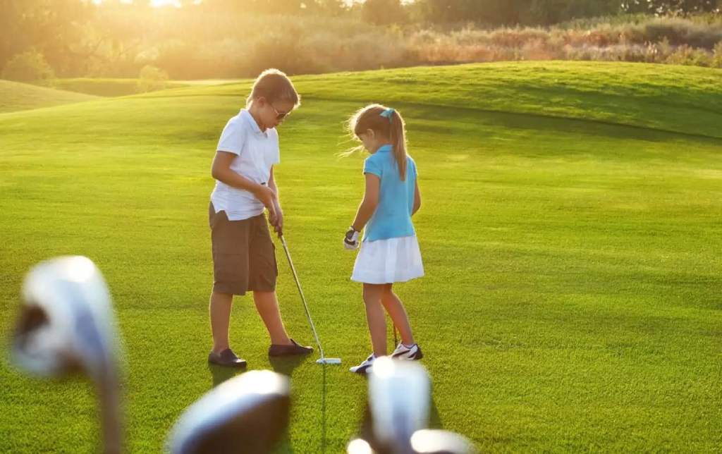 Các cách để trẻ em yêu thích golf là hãy để bé kết bạn