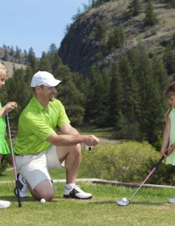 Phụ huynh chú ý quan sát và theo dõi trẻ trong quá trình chơi golf