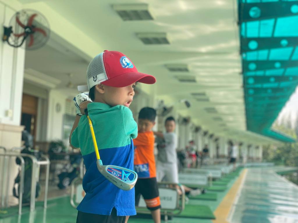 Học viên của GolfKids Việt Nam sử dụng thiết bị bảo hộ trên sân golf