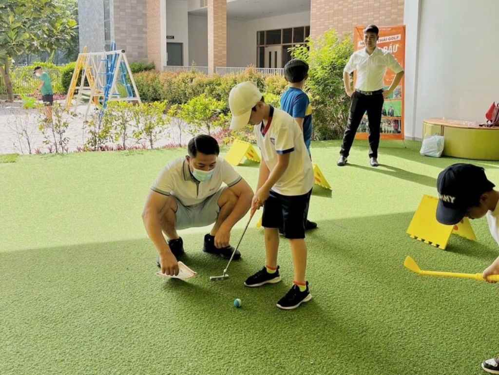 Huấn luyện viên golf giúp trẻ em xây dựng nền tảng vững chắc và phát triển một cách đúng đắn