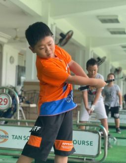 Học viên tại GolfKids Việt Nam tự tin đánh tại sân