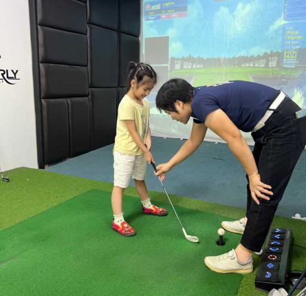 Golfer nhí học đánh golf tại GolfKid Việt Nam được dạy kiểm soát cảm xúc