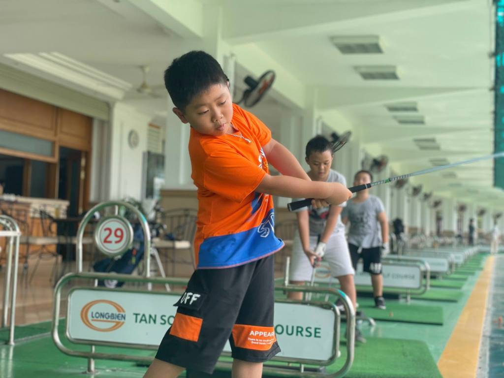 Học viên tại GolfKids Việt Nam tự tin đánh tại sân