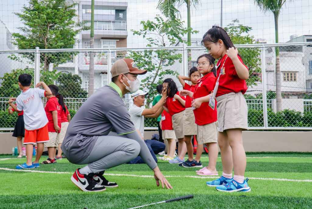 GolfKids Việt Nam kết hợp cùng Royal School dạy golf cho các bé