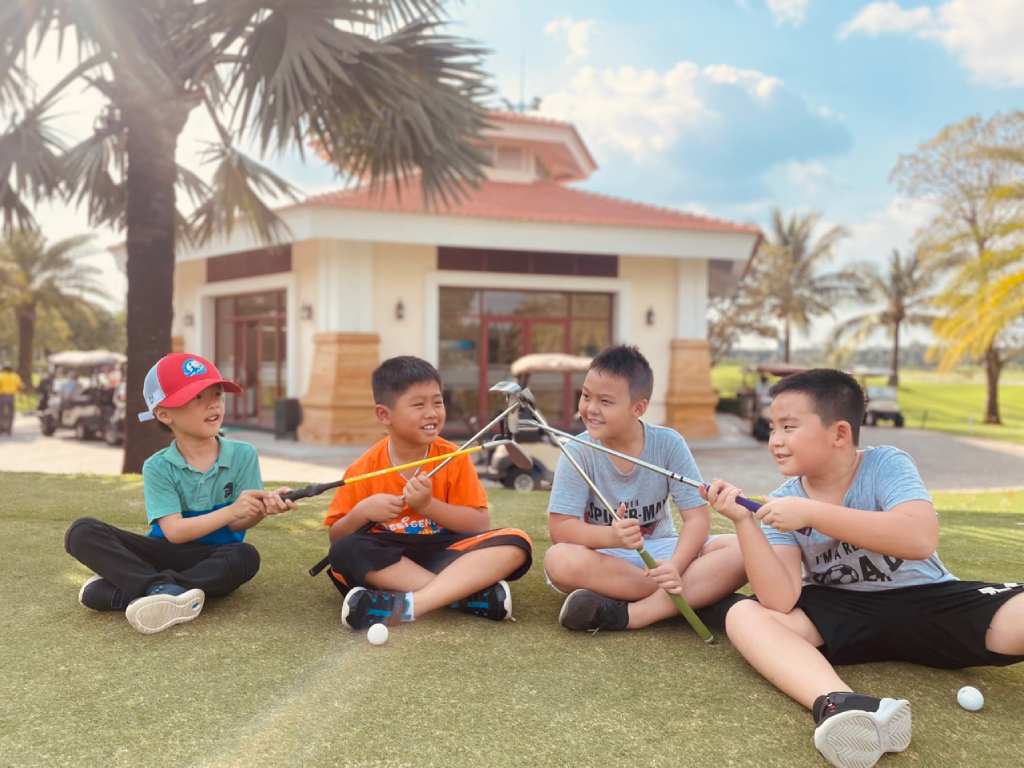 Các học viên tại GolfKids Việt Nam làm quen với nhau vui vẻ