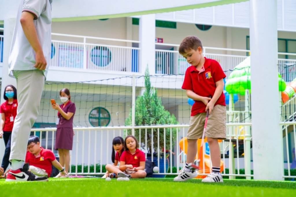 Royal School liên kết với GolfKids Việt Nam để dạy golf trẻ em