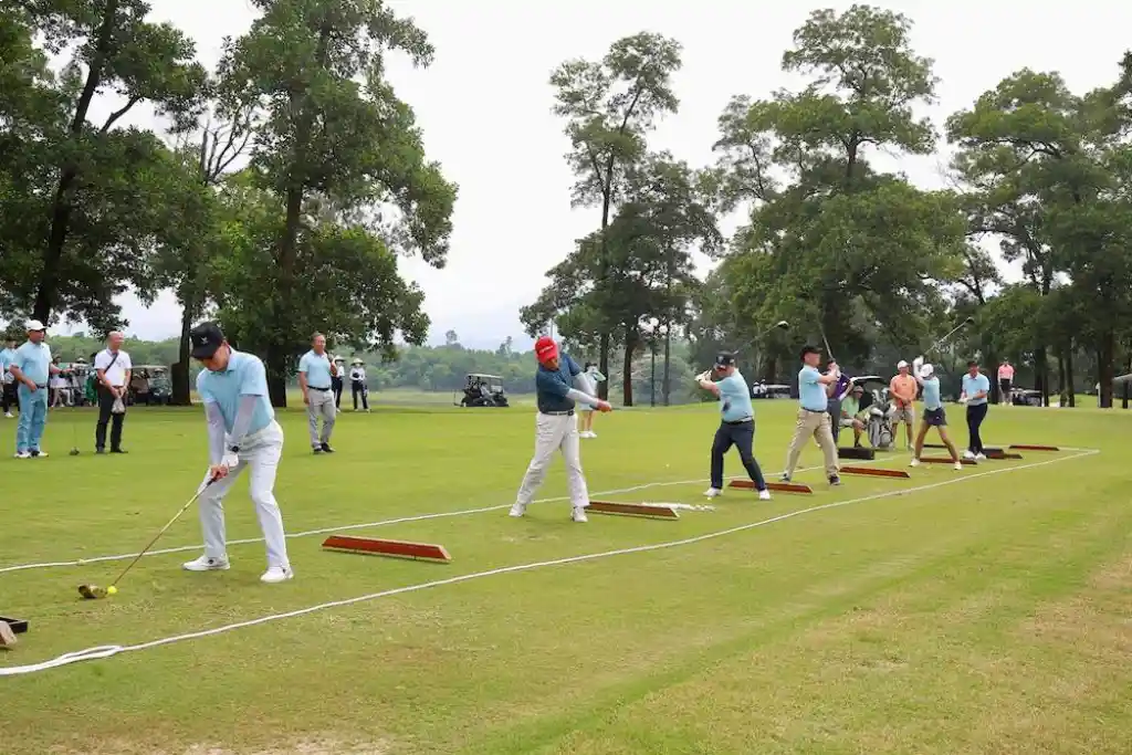 Các golfer swing bóng khai mạc giải đấu tại sân BRG Kings Island Golf Resort
