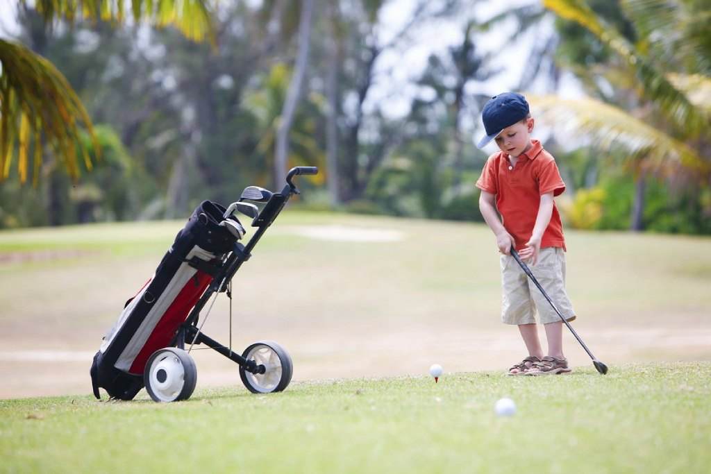 Chọn bộ golf thật cho bé chơi để tiếp cận thực tế bộ môn này